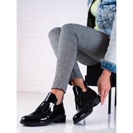 Botas bajas de mujer Vinceza fabricadas en charol negro 1