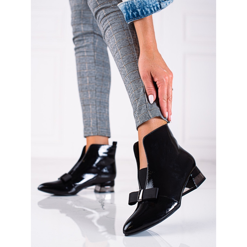 T.Sokolski Elegantes botas de mujer Sokolski lacadas en negro 1