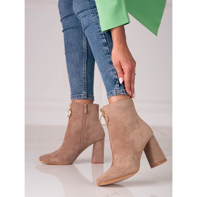Botas beige de mujer en el puesto de Shelovet con cremallera dorada. 1