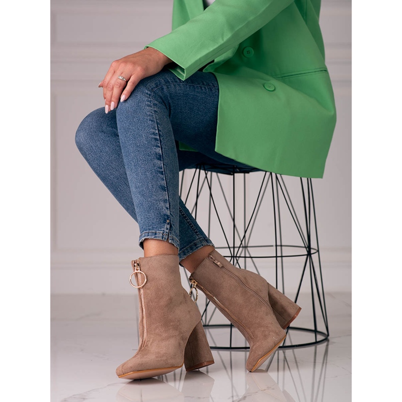 Botas beige de mujer en el puesto de Shelovet con cremallera dorada. 2
