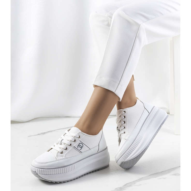 BM Zapatillas blancas en una suela alta de Barsu. blanco 1