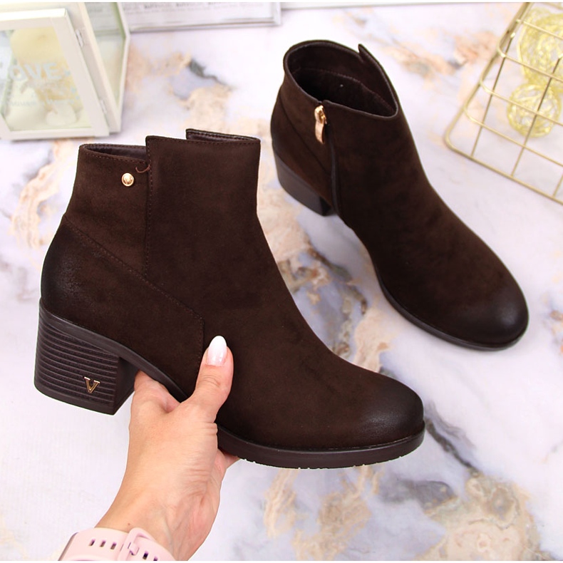 Botas de mujer en el puesto de gamuza ecológica marrón Potocki 1