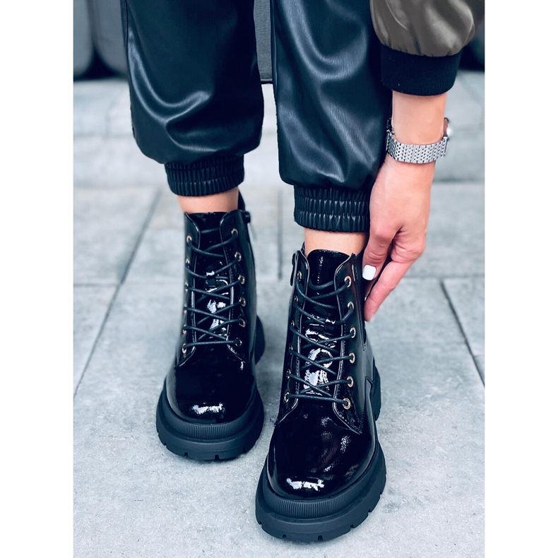 Botines lacados con cadena Jake Black negro 1 Botines lacados con cadena Jake Black negro 1