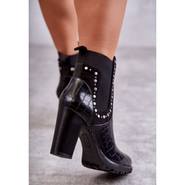 PG1 Botas de serpiente Wissey Snake negras en un poste negro 2 PG1 Botas de serpiente Wissey Snake negras en un poste negro 2