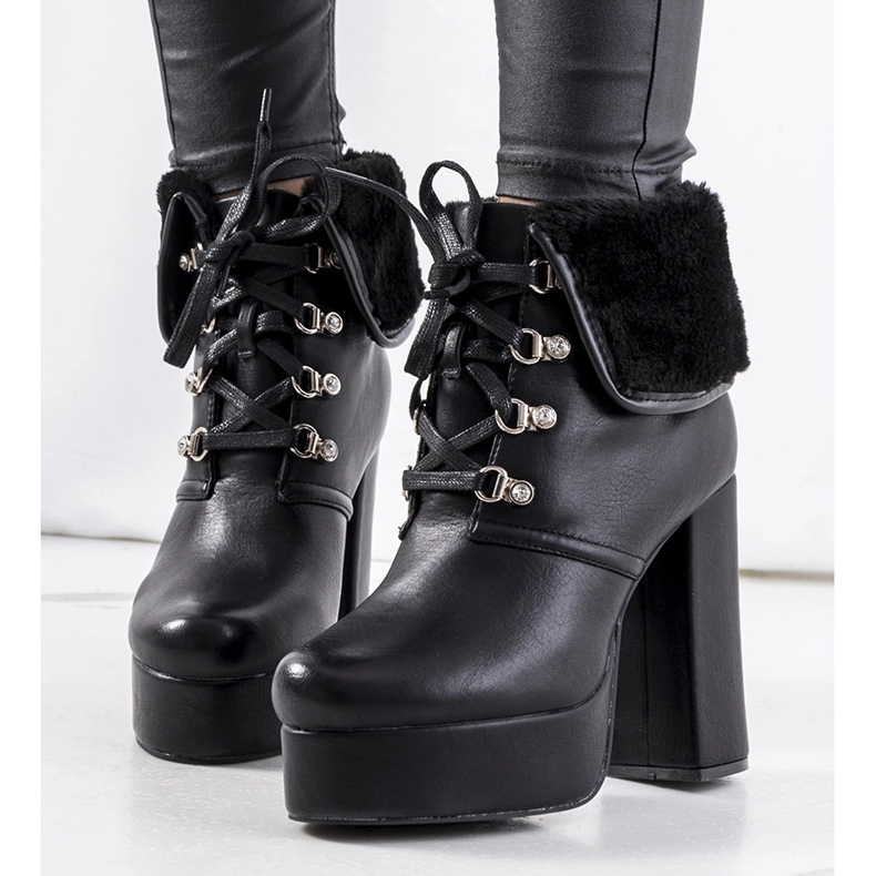 Botas negras en el puesto de Medina. negro 1