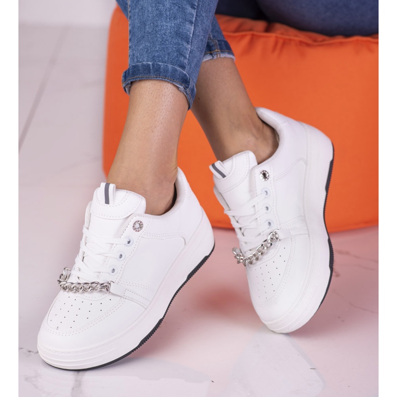 Zapatillas blancas de mujer en una plataforma con una cadena Shelovet blanco 1