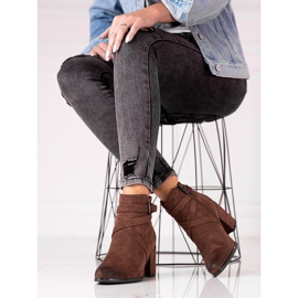 Botas clásicas de mujer en el puesto de Shelovet. marrón 2