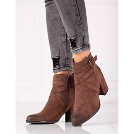Botas clásicas de mujer en el puesto de Shelovet. marrón 1