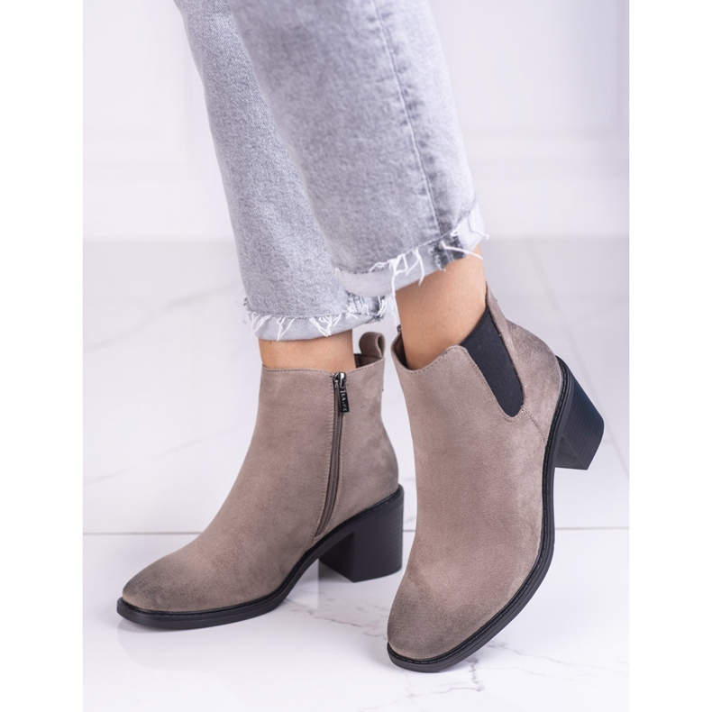 Botines Chelsea beige de mujer en el puesto de Shelovet 1 Botines Chelsea beige de mujer en el puesto de Shelovet 1