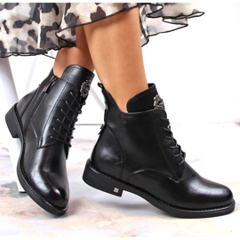 Botas de mujer con adorno de Potocki aislado negro. 1