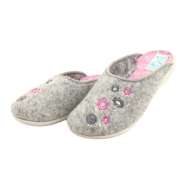 Pantuflas de Fieltro Gris Adanex 27885 Sara con Flores rosa 3