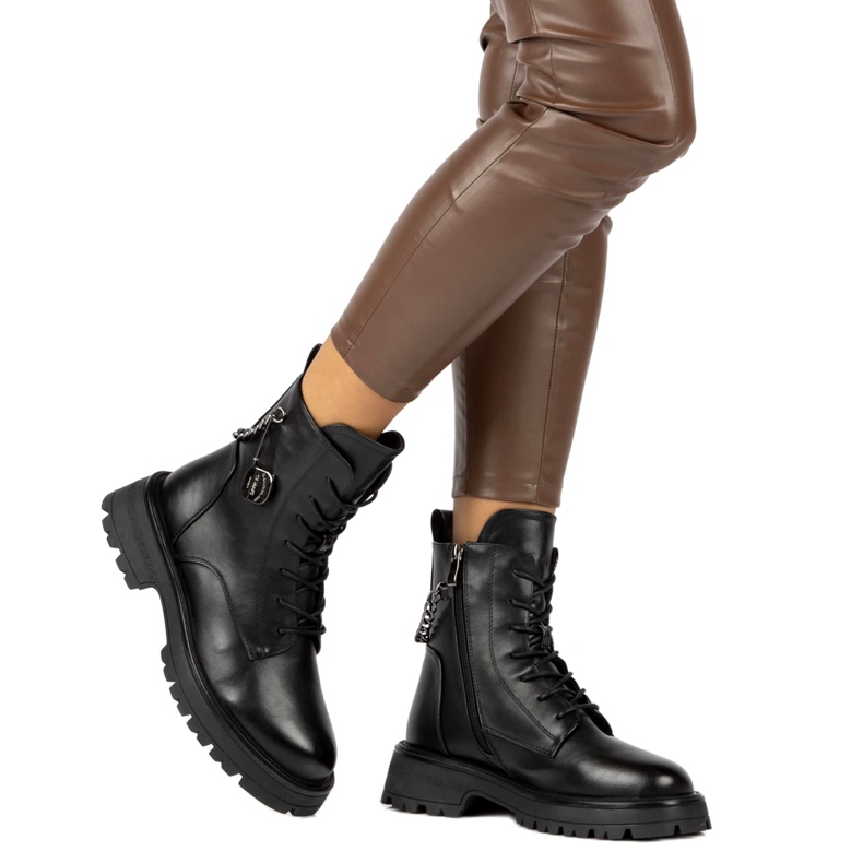 Botas para mujeres con un pin de seguridad y cadena negra Filippo DBT4059 negro 6