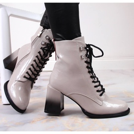 S.Barski Botas lacadas sobre poste, gris cálido S. Barski 1