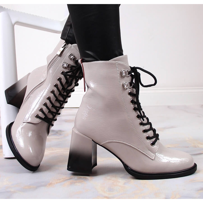 S.Barski Botas lacadas sobre poste, gris cálido S. Barski 1