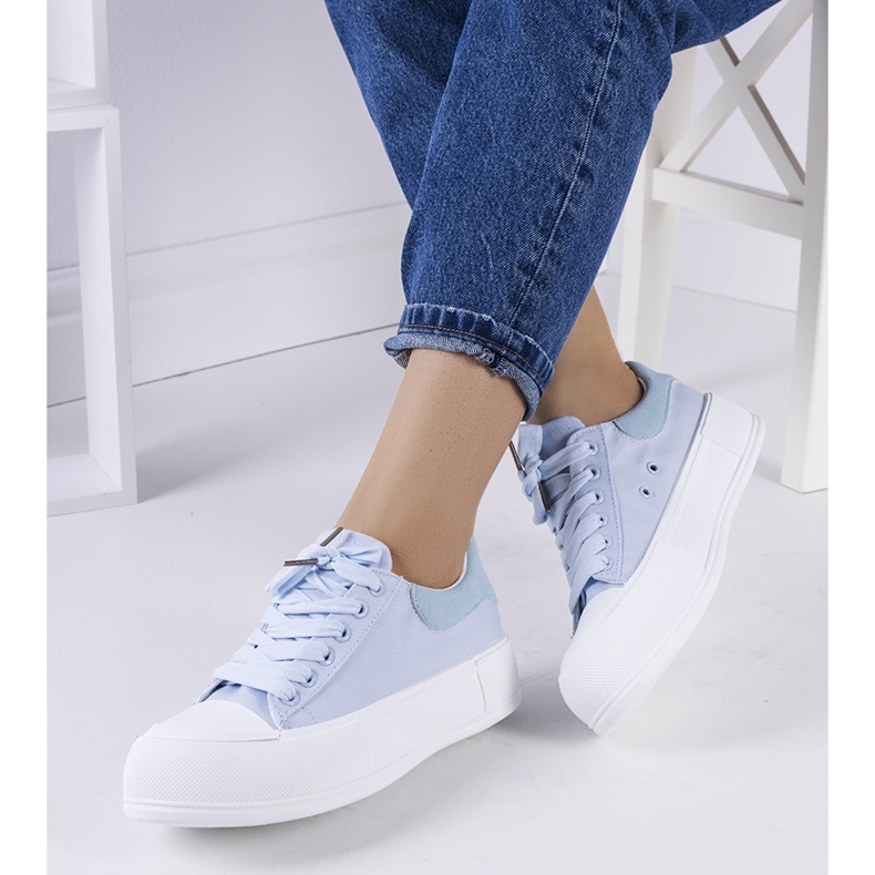 Zapatillas azules en la plataforma Kilkenny 1