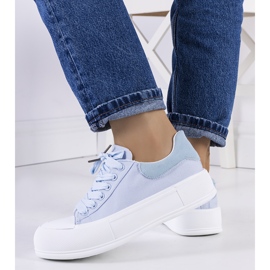 Zapatillas azules en la plataforma Kilkenny 2