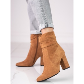 Botas marrones de mujer en el poste Shelovet con parte superior con volantes. marrón 1
