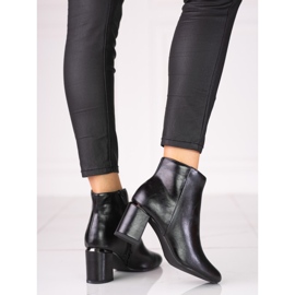 Botas clásicas de mujer negras en el puesto de Shelovet. negro 1