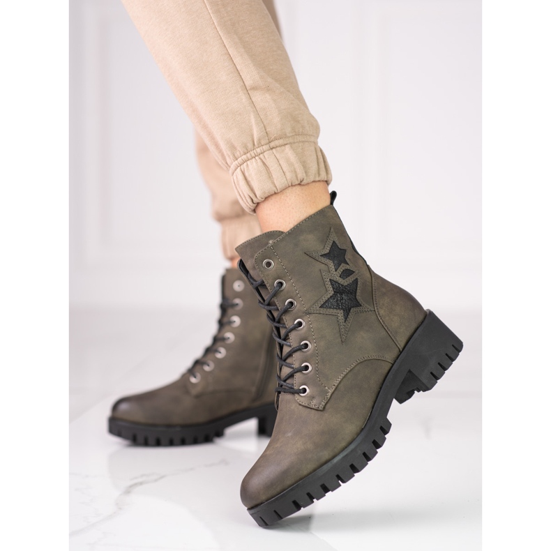 Trabajadoras de Shelovet en un puesto bajo verde 1