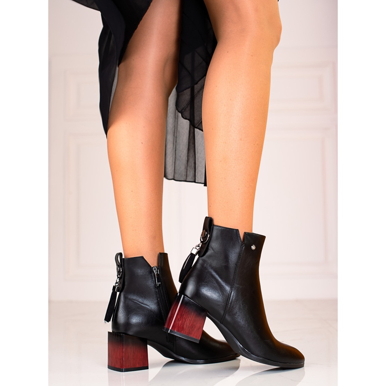 W. Potocki Botas de mujer de moda en el puesto negro de Potocki. 1 W. Potocki Botas de mujer de moda en el puesto negro de Potocki. 1