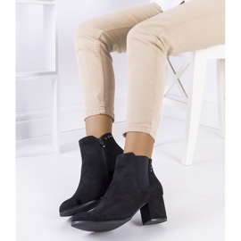 Botines negros en el puesto de Runswick 3