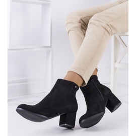 PA1 Botines negros en el puesto de Durnatel 1