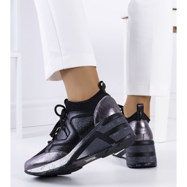 Zapatillas negras y metalizadas en una cuña Bluflon negro plata 2