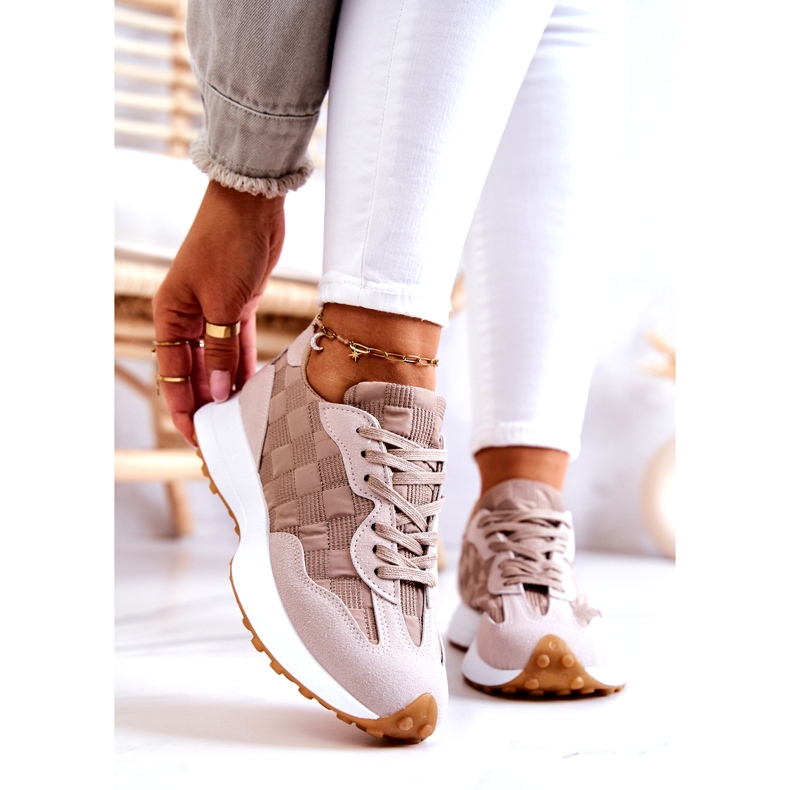 Zapatos deportivos beige de mujeres 1