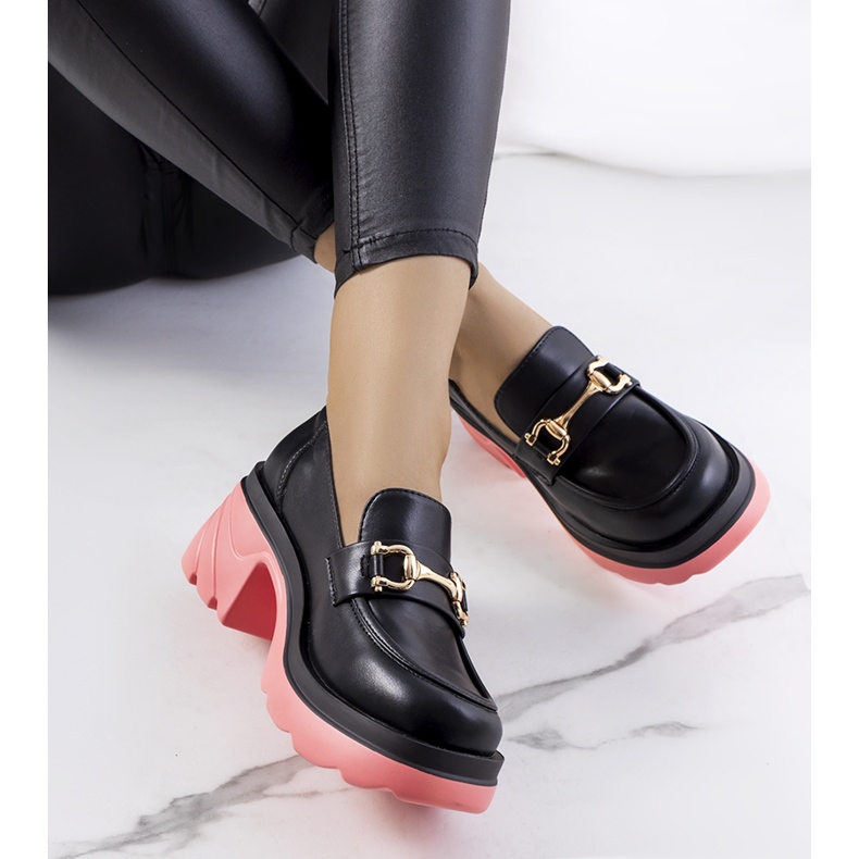 Zapatos brogue negros sobre suelas rosas de Korgal 1