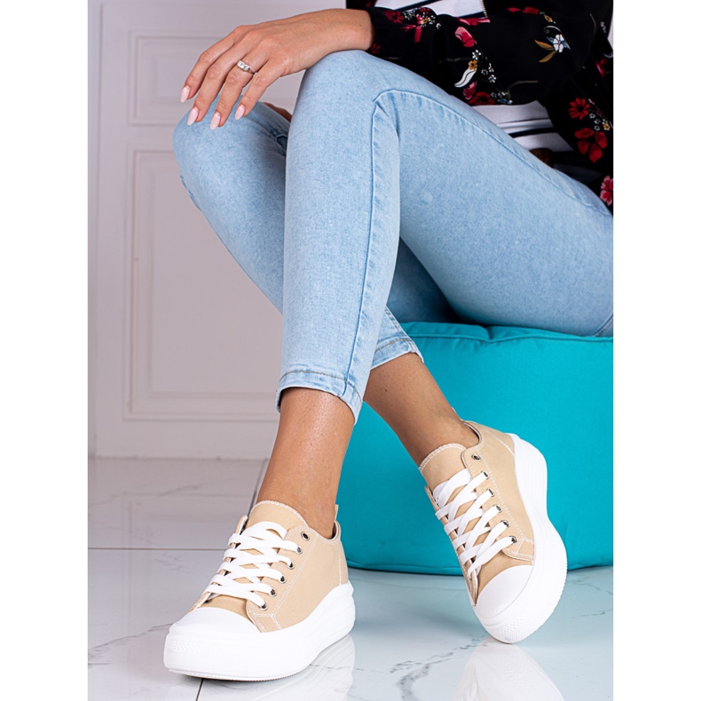 Zapatillas beige y blancas con cordones para mujer en la plataforma Shelovet 1