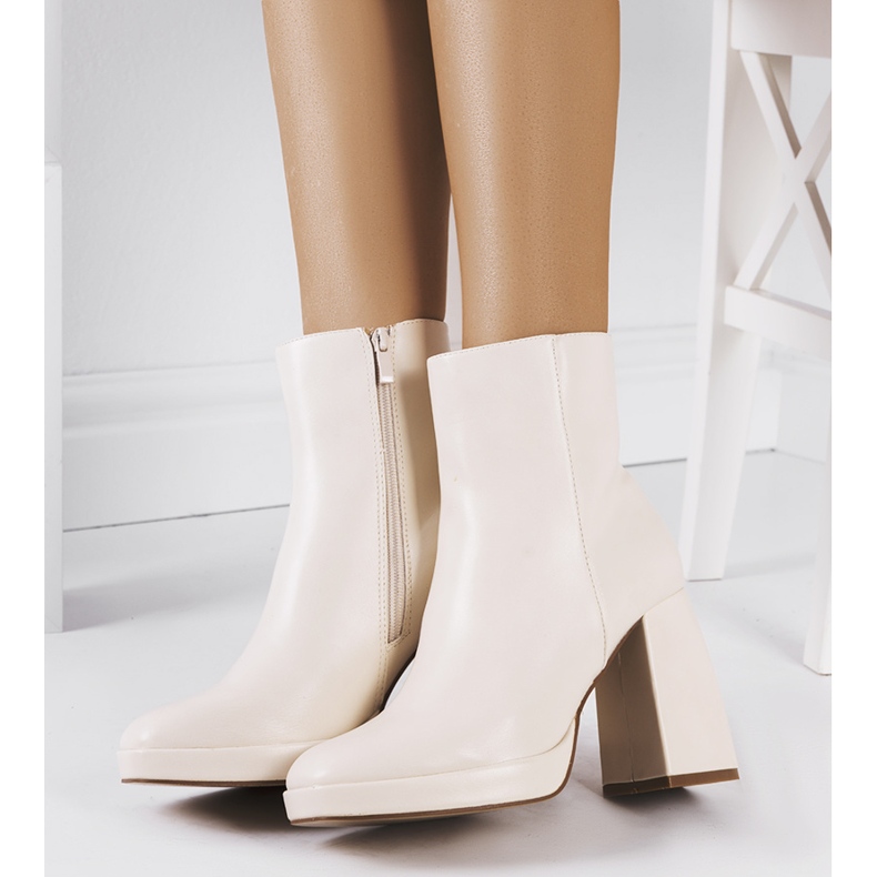Botas beige en el puesto de Jilin 1