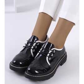 Zapatos Kuzem lacados en negro 1