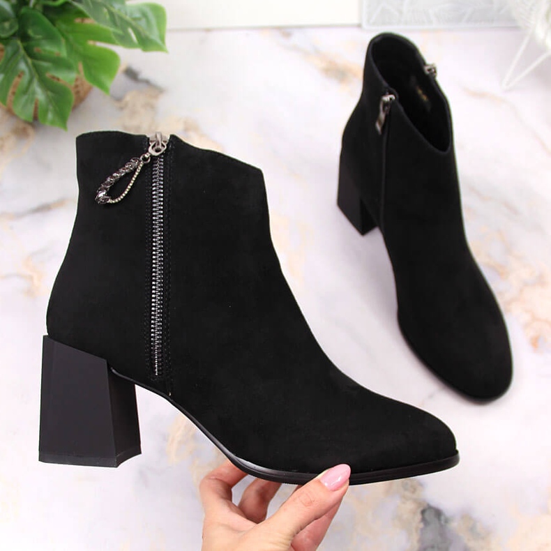 S.Barski Botas de mujer sobre bloque de ante negro de S. Bararski 1