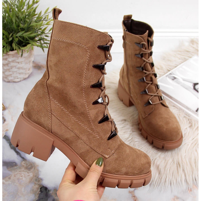 Botas de mujer con aislamiento en un bloque camel Jezzi marrón 2 Botas de mujer con aislamiento en un bloque camel Jezzi marrón 2