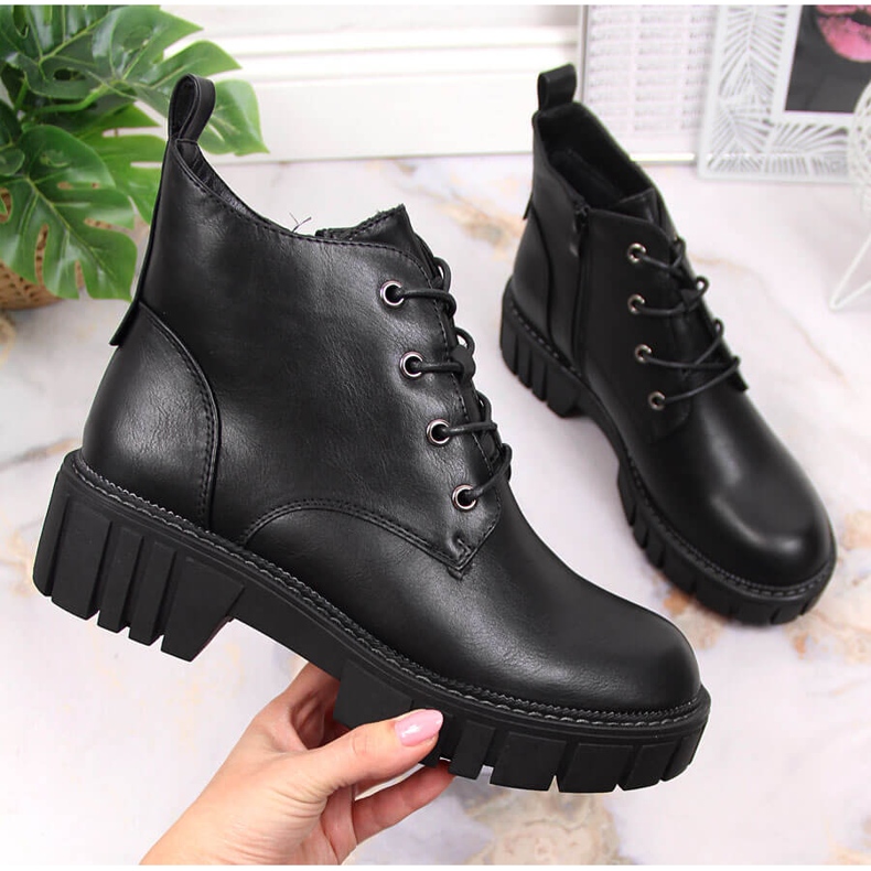 Mujeres trabajadoras aisladas sobre plataforma negra de Sergio Leone negro 1