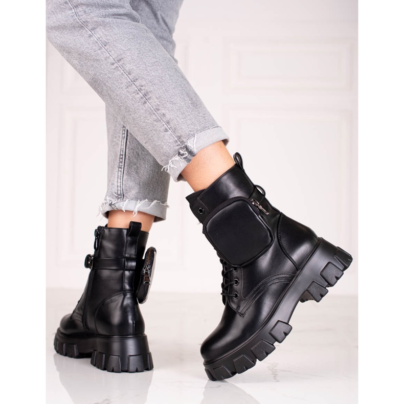 Trabajadores negros con cordones y bolso. 1