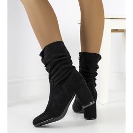 Botas negras en el puesto de Howard negro 1