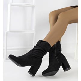 Botas negras en el puesto de Howard negro 2
