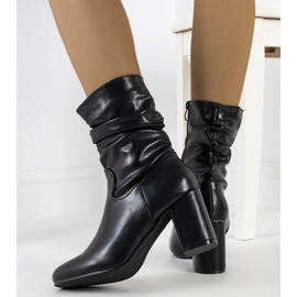 Botas negras en el puesto de Hilda. negro 2