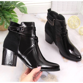 Botas aisladas negras Laura La.Fi con piel en un poste negro 1