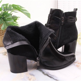 Botas aisladas negras Laura La.Fi con piel en un poste negro 3