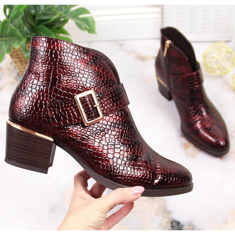 Botas lacadas para mujer insuladas cocodrilo burdeos Vinceza 1