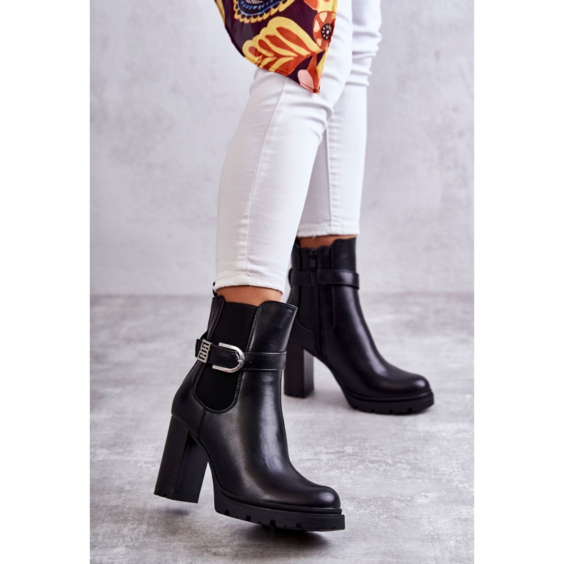 FE1 Botas de piel Maresol negras sobre poste con cinturón decorativo negro 1