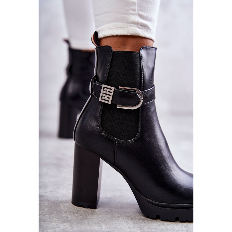 FE1 Botas de piel Maresol negras sobre poste con cinturón decorativo negro 2