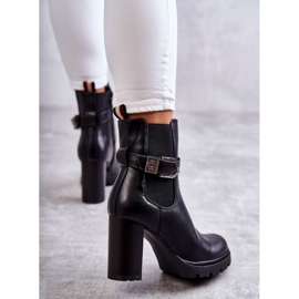 FE1 Botas de piel Maresol negras sobre poste con cinturón decorativo negro 3