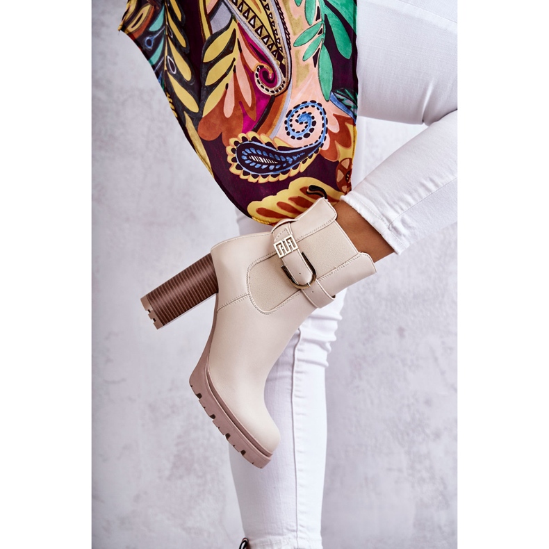 FE1 Botas de piel sobre pilar con cinturón decorativo, beige Maresol 2