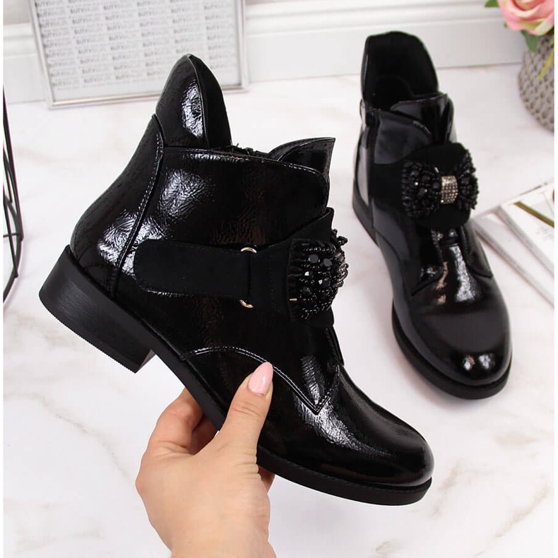 S.Barski Botas de mujer aisladas lacadas con un lazo negro de S. Barski 2 S.Barski Botas de mujer aisladas lacadas con un lazo negro de S. Barski 2