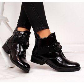S.Barski Botas de mujer aisladas lacadas con un lazo negro de S. Barski 1