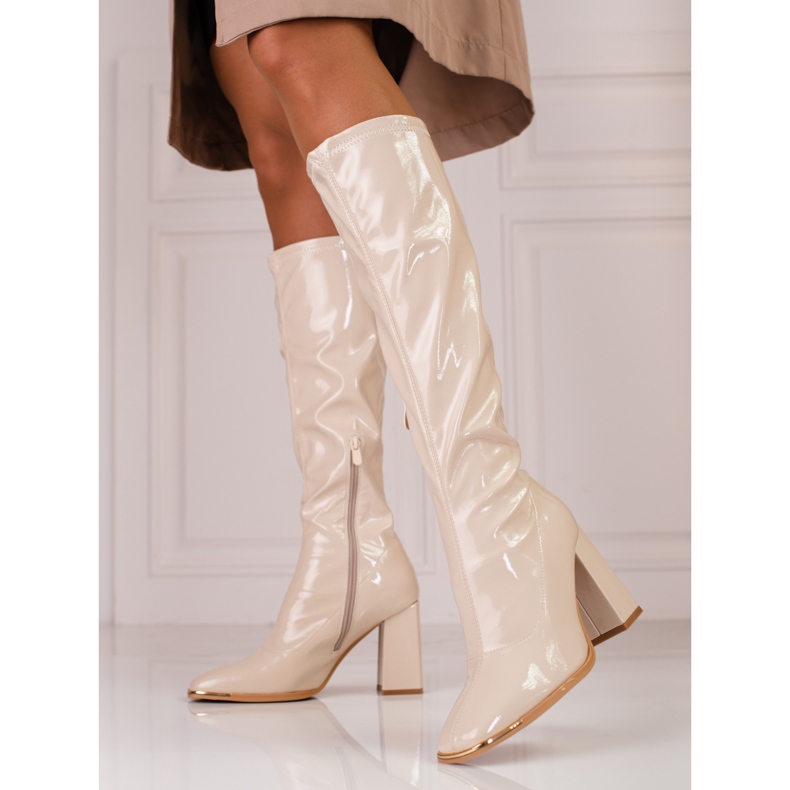 Botas de mujer al poste Shelovet fabricadas en piel ecológica barnizada beige 1