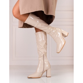 Botas de mujer al poste Shelovet fabricadas en piel ecológica barnizada beige 2